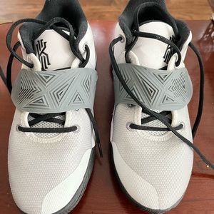 Nike Basketball Kyrie Flytrap Iii (gs) Bq5620-102 Size 7Y White/Black/Cool Gray